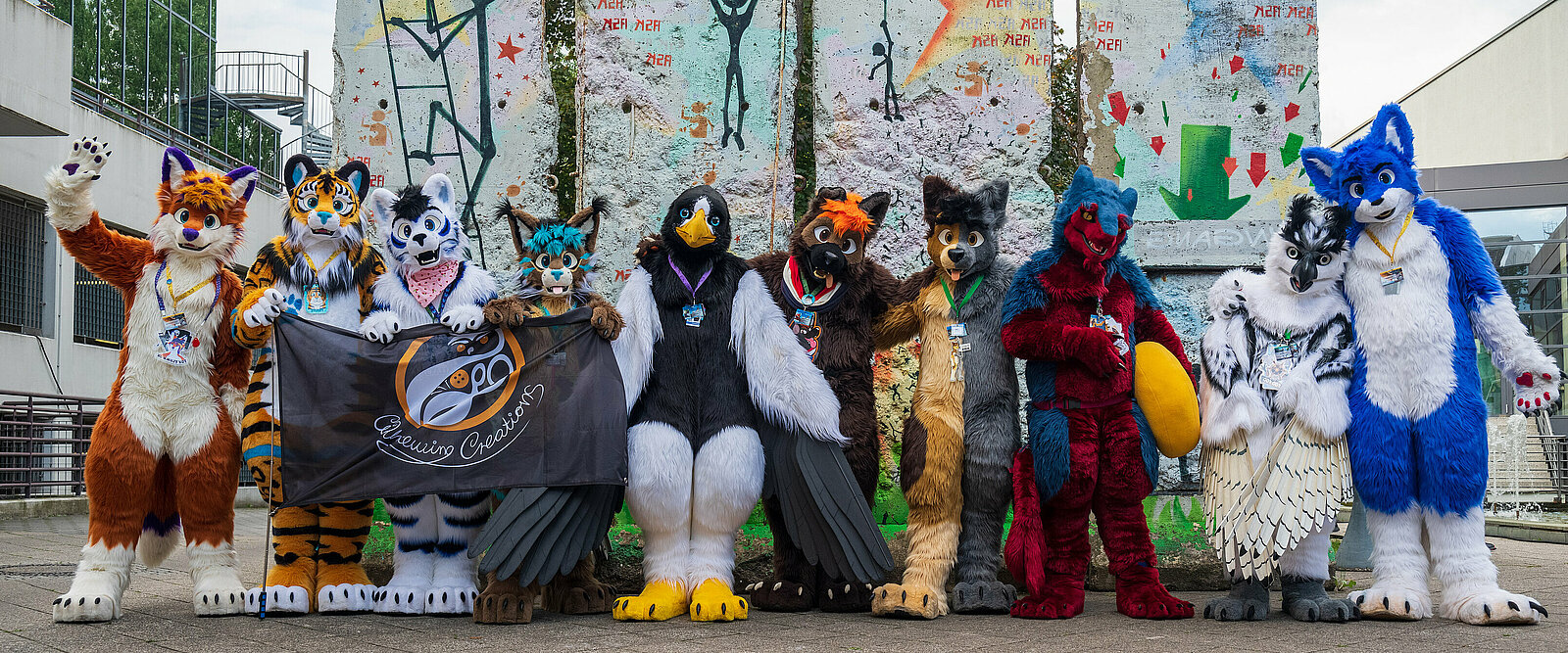 [Translate to Deutsch:] Furry group picture with fursuiters